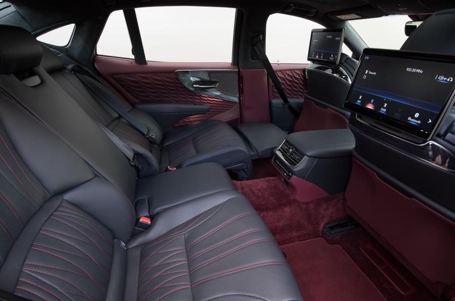 Интерьер Lexus LS500h AWD 2018 года  (UK) (фото 13 из 40)